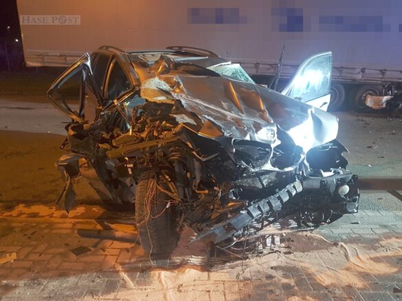 SUV kracht gegen LKW-Auflieger in Dissen