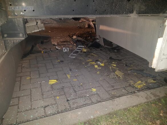 SUV kracht gegen LKW-Auflieger in Dissen