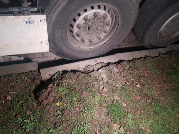 SUV kracht gegen LKW-Auflieger in Dissen