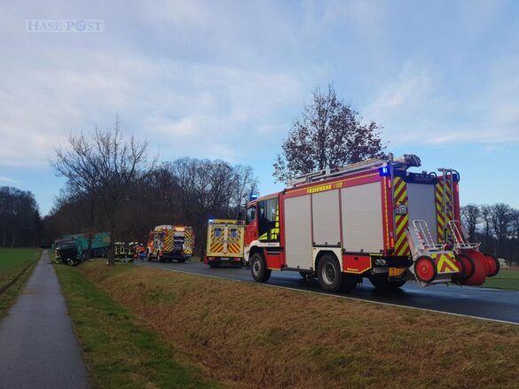 PKW-Fahrer stirbt bei Unfall, Beifahrerin wird stark eingeklemmt