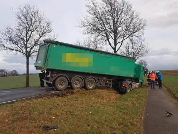 PKW-Fahrer stirbt bei Unfall, Beifahrerin wird stark eingeklemmt