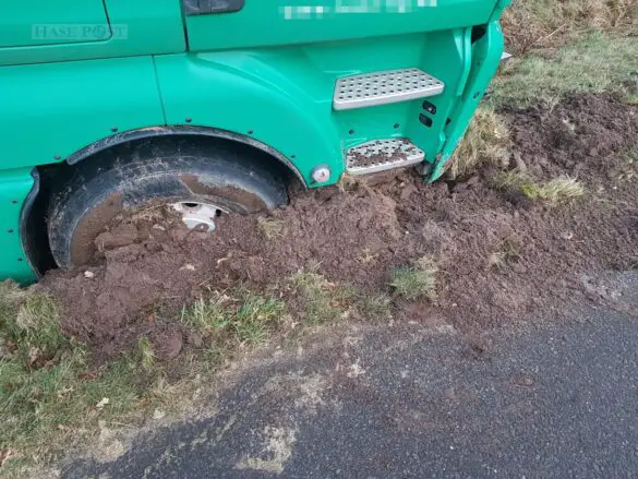 PKW-Fahrer stirbt bei Unfall, Beifahrerin wird stark eingeklemmt