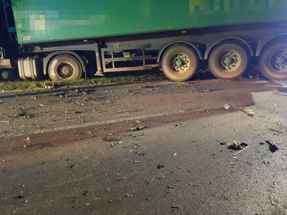 PKW-Fahrer stirbt bei Unfall, Beifahrerin wird stark eingeklemmt