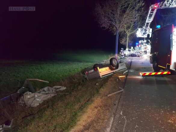 PKW-Fahrer stirbt bei Unfall, Beifahrerin wird stark eingeklemmt