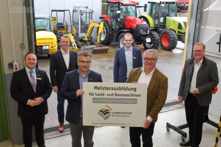 BTZ der Handwerkskammer ist anerkannte Meisterschule (v. l.): Francesco Latorre (BTZ-Fachbereichsleiter), Sven Ruschhaupt (Hauptgeschäftsführer Handwerkskammer), Claus-Dominik Wedeking (Leiter BTZ Osnabrück), Markus Kybart (Projektleiter BTZ Osnabrück), Ulrich Beckschulte (Geschäftsführer LandBauTechnik Bundesverband) und Dr. Michael Oelck (Hauptgeschäftsführer LandBauTechnik Bundesverband). / Foto: HWK/Benedikt Falz