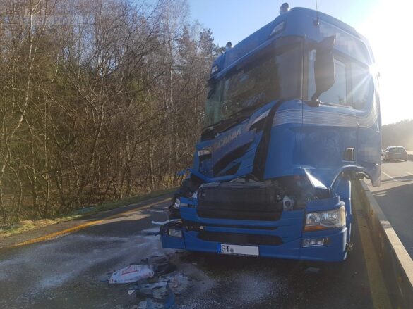 Vollsperrung der Autobahn A1 nach Auffahrunfall mit LKW
