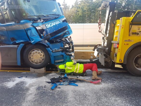 Vollsperrung der Autobahn A1 nach Auffahrunfall mit LKW