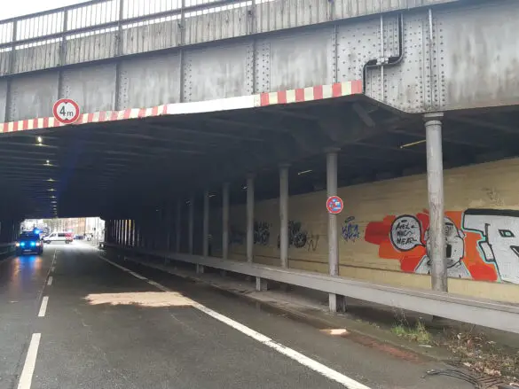 LKW bleibt stecken: kein Durchkommen auf der Bremer Straße (Update)