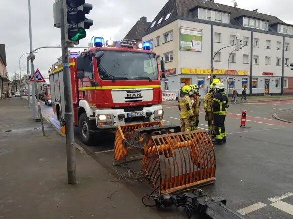 LKW bleibt stecken: kein Durchkommen auf der Bremer Straße (Update)