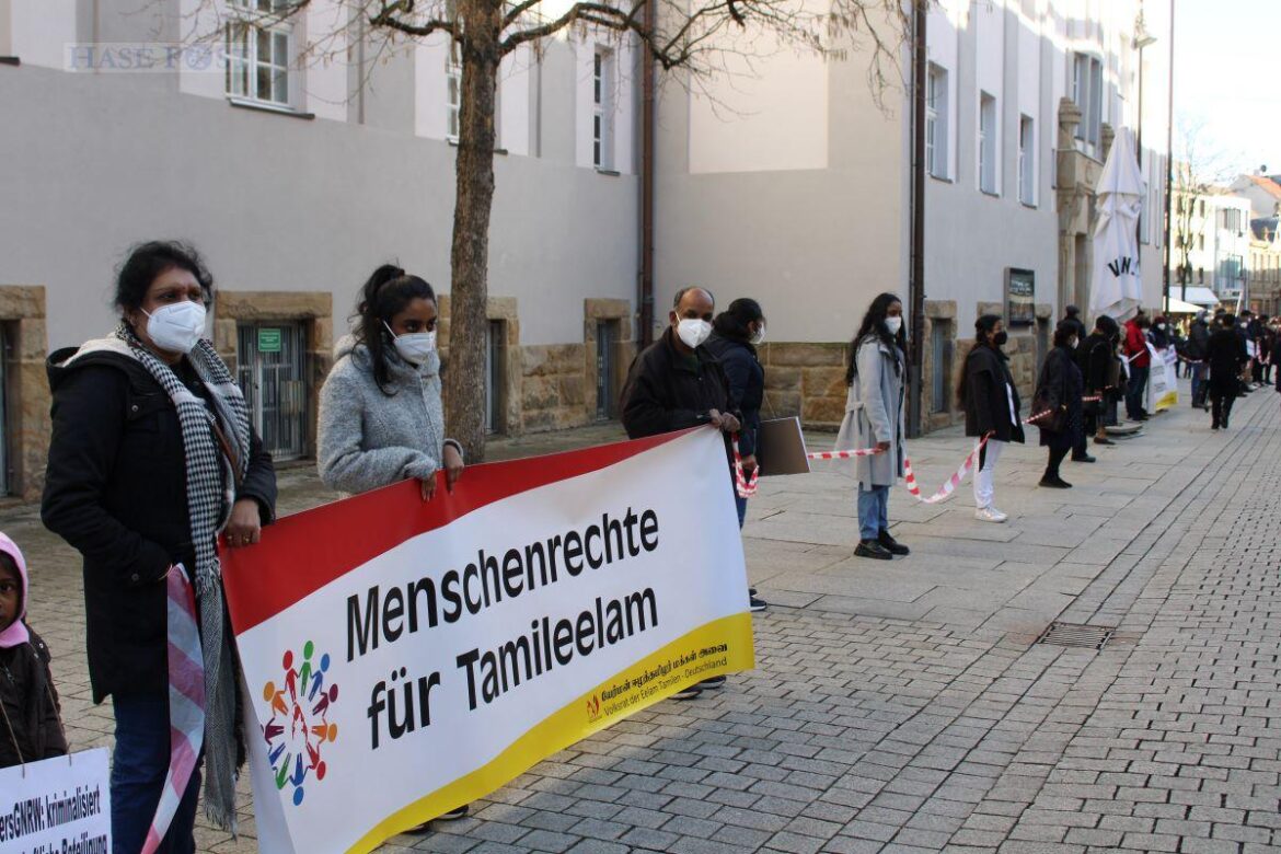 Die Menschenkette am Domhof. / Foto: Ilakkiya Thiruchelvam