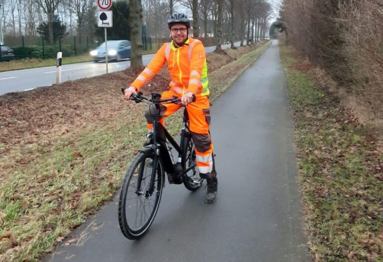 Per E-Bike inspiziert Christian Heuer vom Landkreis Osnabrück die Radwege in der Region. Auf diese Weise lässt sich besser erkennen, ob Ausbesserungsarbeiten auf der Strecke notwendig sind. / Foto: Landkreis Osnabrück
