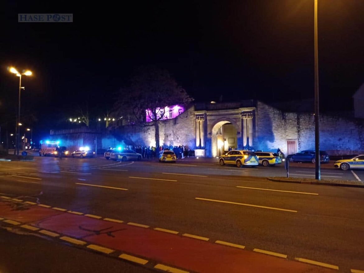 Um 2:20 Uhr standen zahlreiche Streifenwagen und ein Rettungswagen am Heger Tor. / Foto: Brockfeld