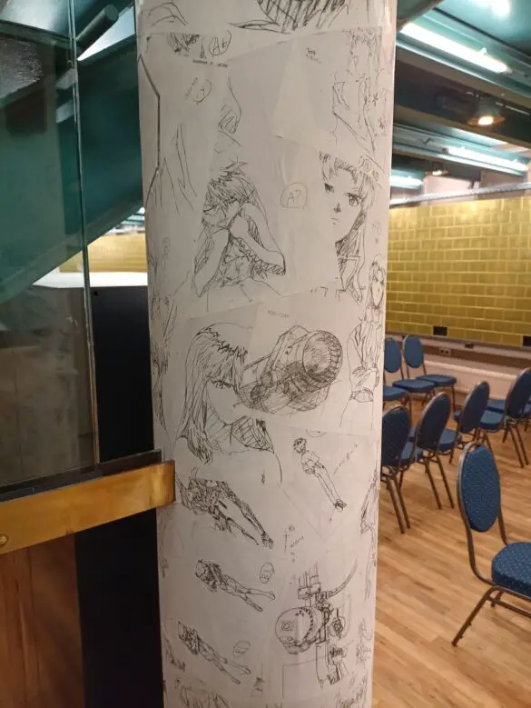 Die Säulen sind mit Motiven aus "Neon Genesis Evangelion" verziert. / Foto: Brockfeld