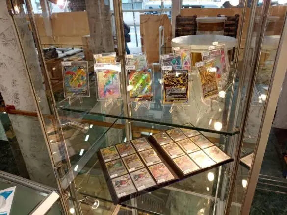 Besonders wertvolle Sammelkarten werden in Vitrinen ausgestellt. / Foto: Brockfeld