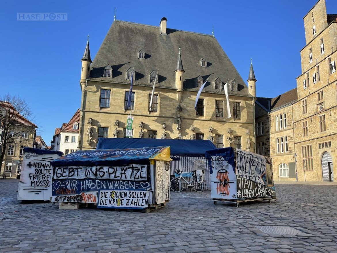 Schlafwagen vor dem Rathaus