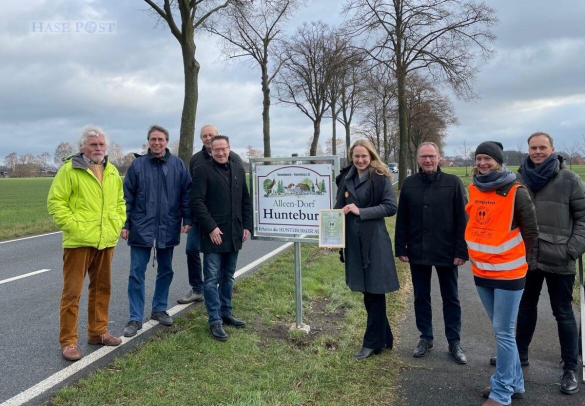 Landrätin Anna Kebschull bei der Übergabe der Urkunde zur Alleepatenschaft. / Foto: Niedersächsischer Heimatbund e.V.