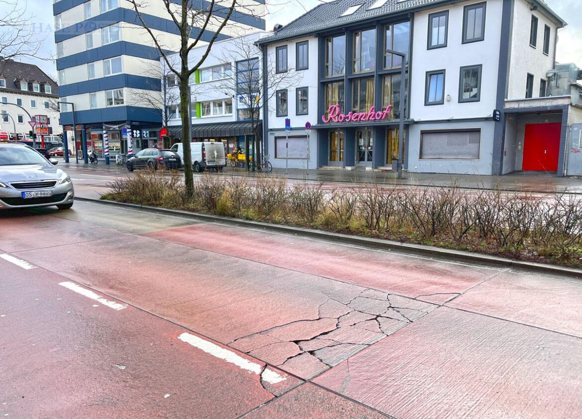 Für den Verkehr auf dem Rosenplatz ungeeignet – Bröckel-Beton im Zustand der Selbstauflösung.