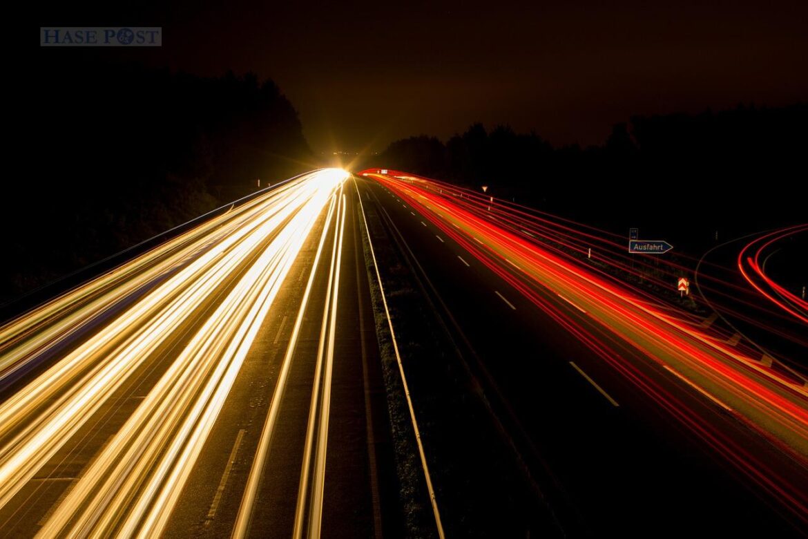 (Symbolbild) Autobahn bei Nacht