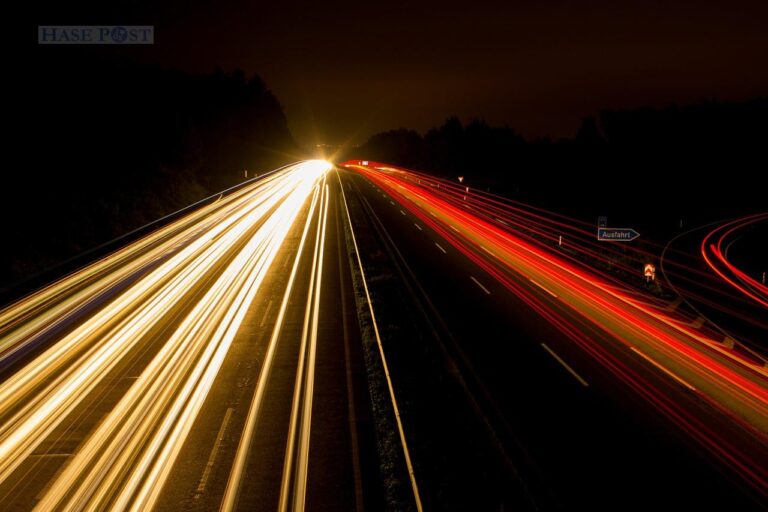 (Symbolbild) Autobahn bei Nacht