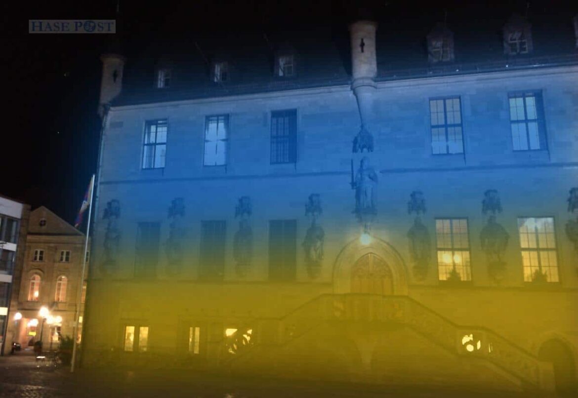Das Osnabrücker Rathaus in den Farben der Ukraine (Fotomontage)