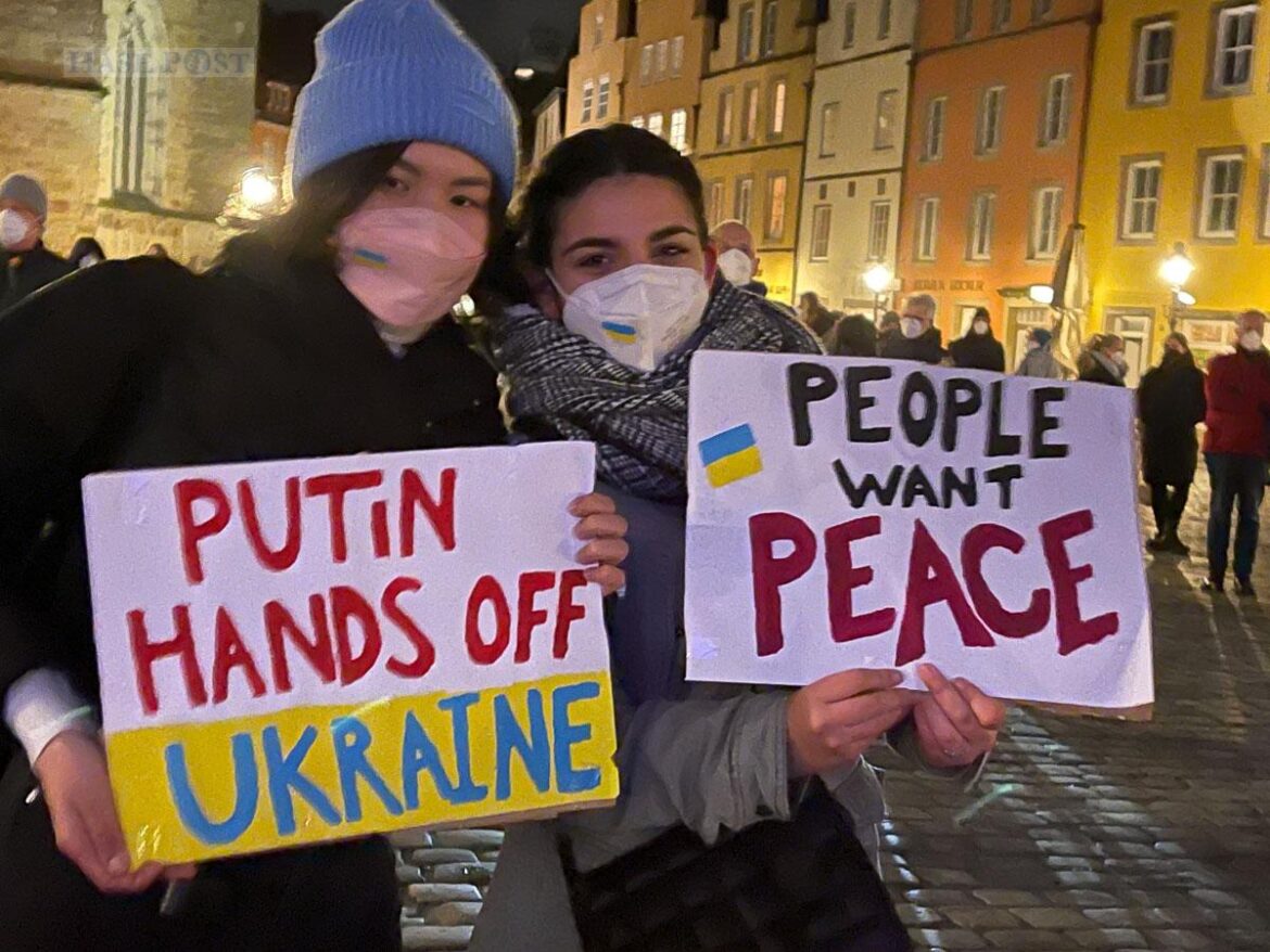 Demonstrantinnen am 24. Februar 2022 vor dem Osnabrücker Rathaus