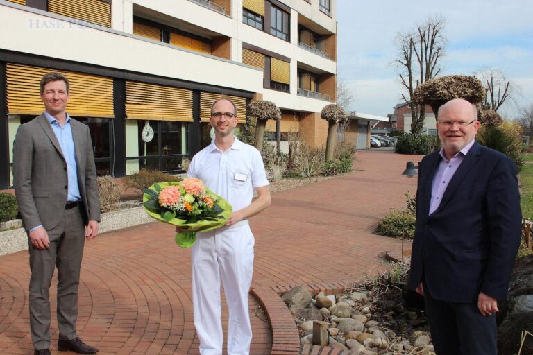 Geschäftsführer Werner Lullmann (rechts) und Verwaltungsdirektor Christian Nacke (links) begrüßen den neuen Chefarzt Dr. Sebastian Wortmann. / Foto: MHA/Daniel Meier