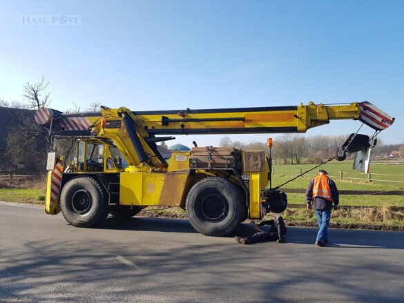 Auto kollidiert mit Kran in Melle