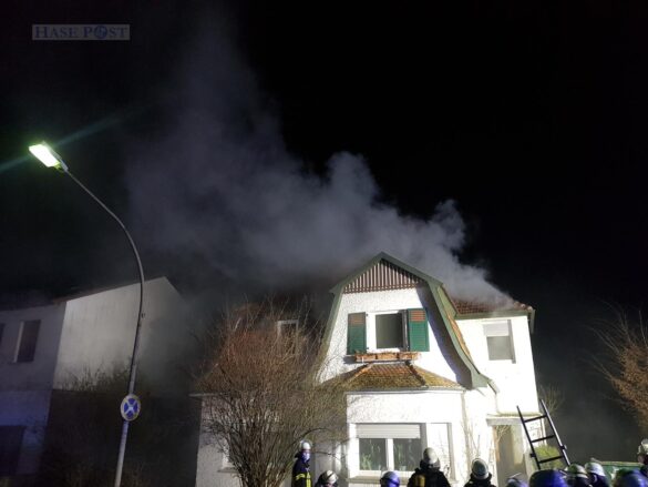Rauch aus dem Dach: Brand in einem Wohnhaus in Bohmte