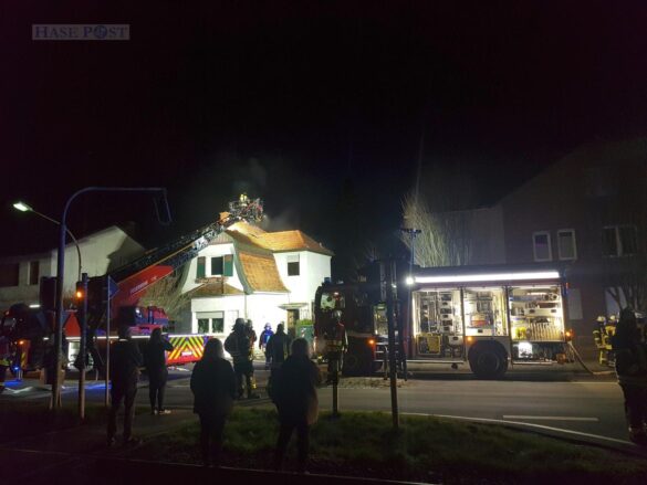 Rauch aus dem Dach: Brand in einem Wohnhaus in Bohmte