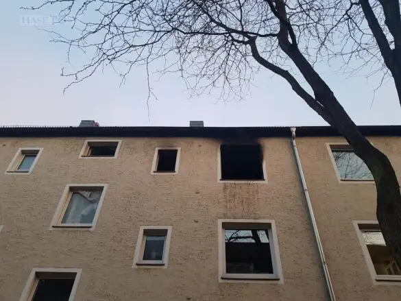 Person bei Zimmerbrand lebensgefährlich verletzt