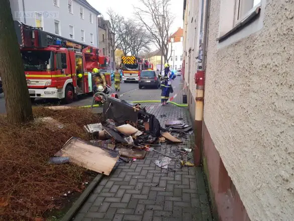 Person bei Zimmerbrand lebensgefährlich verletzt