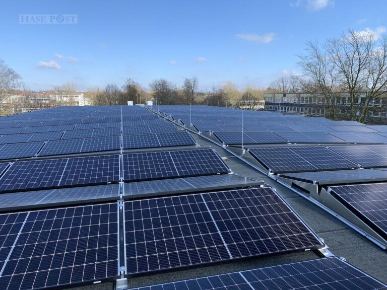 Photovoltaikanlage auf dem Dach des Gymnasiums "In der Wüste" / Foto: Stadt Osnabrück, Andreas Klöker