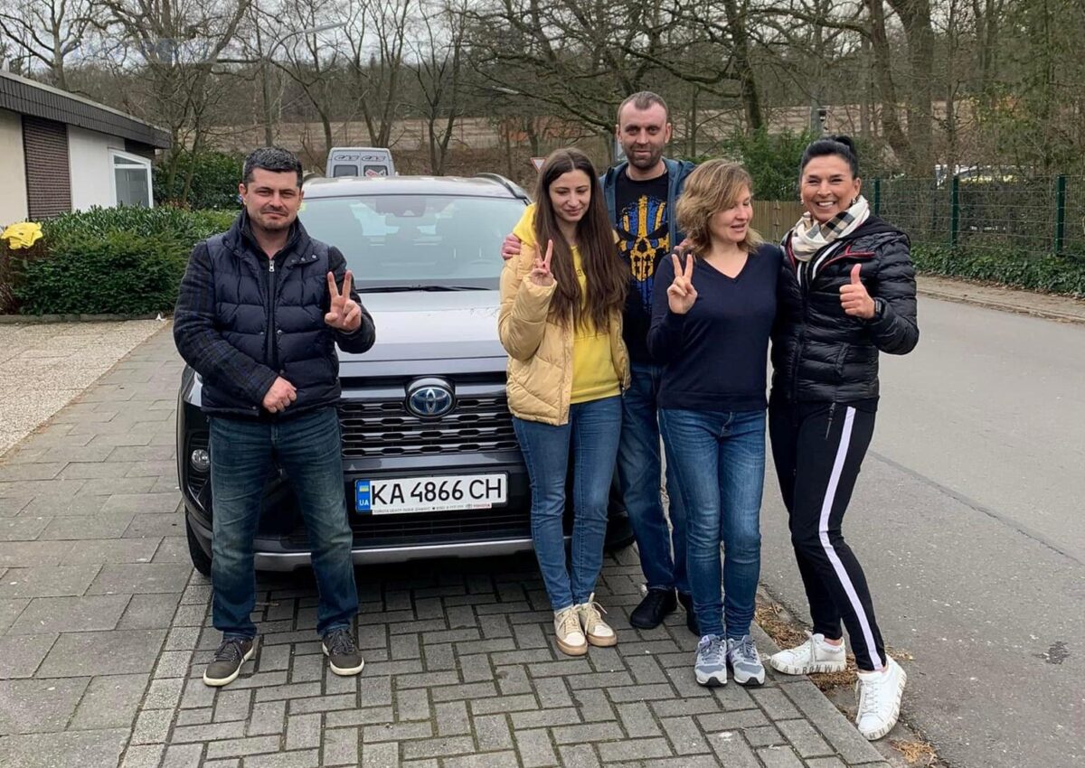 Kerstin Albrecht (rechts) und Tetyana Loshovska (2 v.r.) zusammen mit Helfer Andrij Romanchak und seiner Familie aus Lviv. Foto: Helfer Engel
