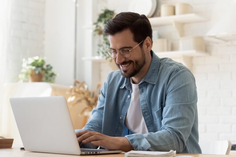 Arbeit am Laptop, Bildquelle: @ fizkes – 306636176 / Adobe Stock