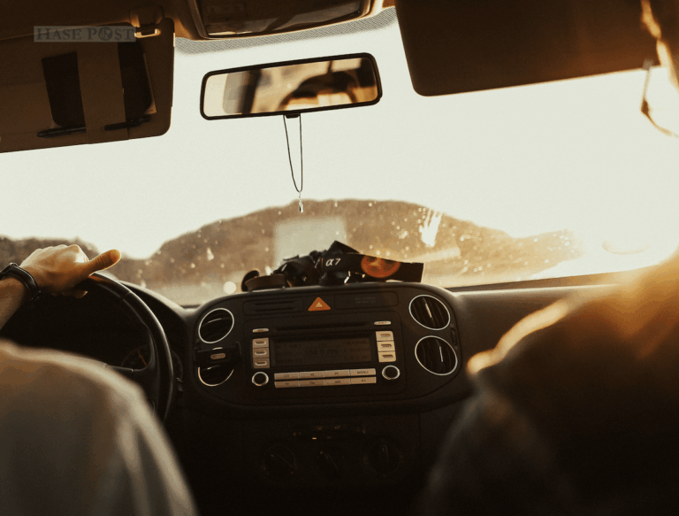 (Symbolbild) Autofahrer blendet Sonne