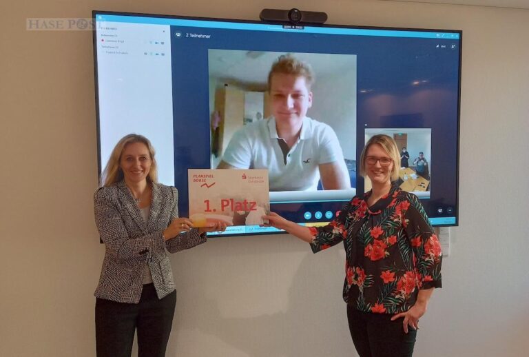 Nancy Plaßmann (links) und Frau Herbermann übergeben den Preis an Frederik Schnabels. Schnabels lebt in Oslo und konnte daher nur per Videoschalte dabei sein. / Foto: Brockfeld