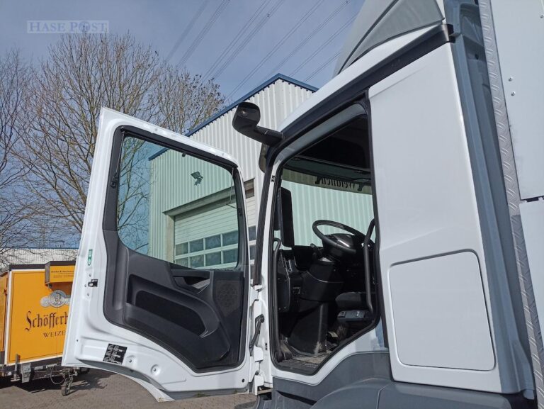 Statt eines großen Spiegels hat der Lkw eine kleine Kamera. / Foto: Brockfeld