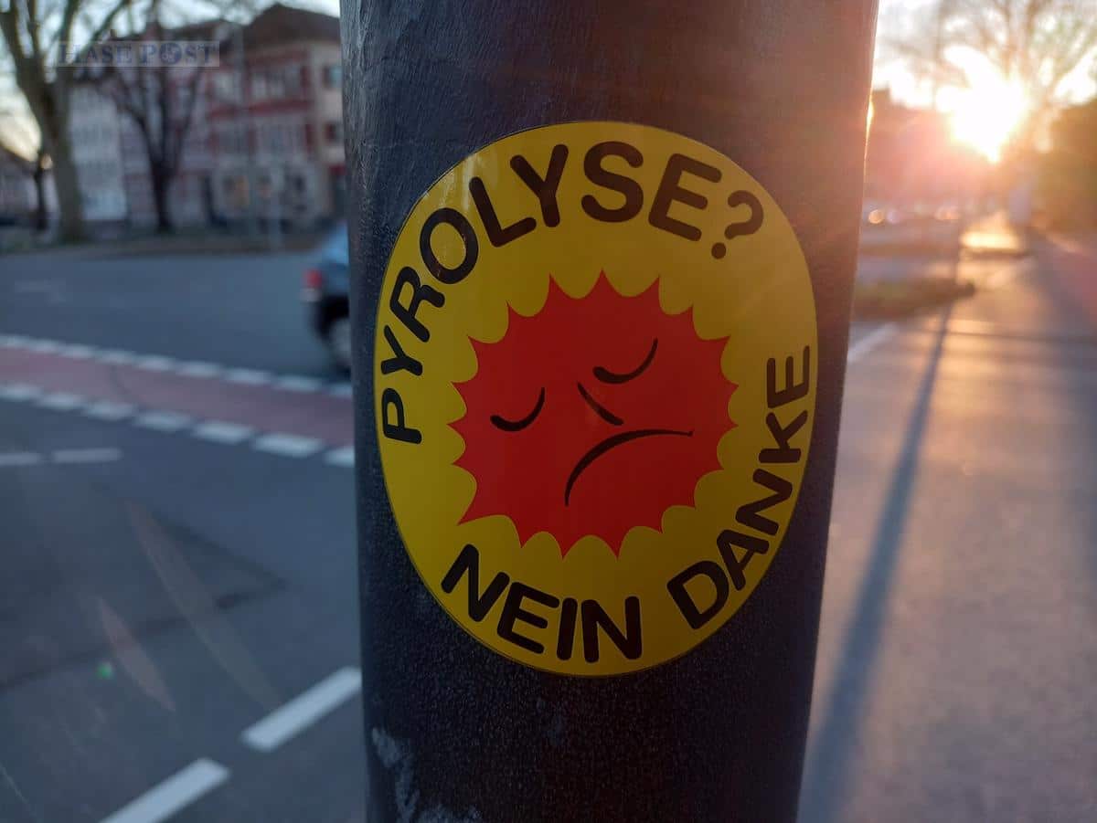 Anti-Pyrolyse Aufkleber am Helmut-Kohl-Platz. / Foto: Brockfeld