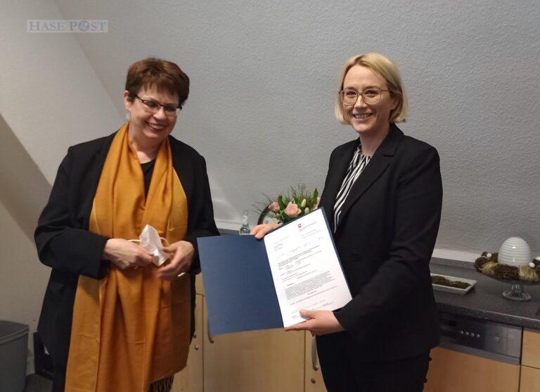 Ministerin Birgit Honé (links) übergibt den Bescheid an Oberbürgermeisterin Katherina Pötter. / Foto: Brockfeld