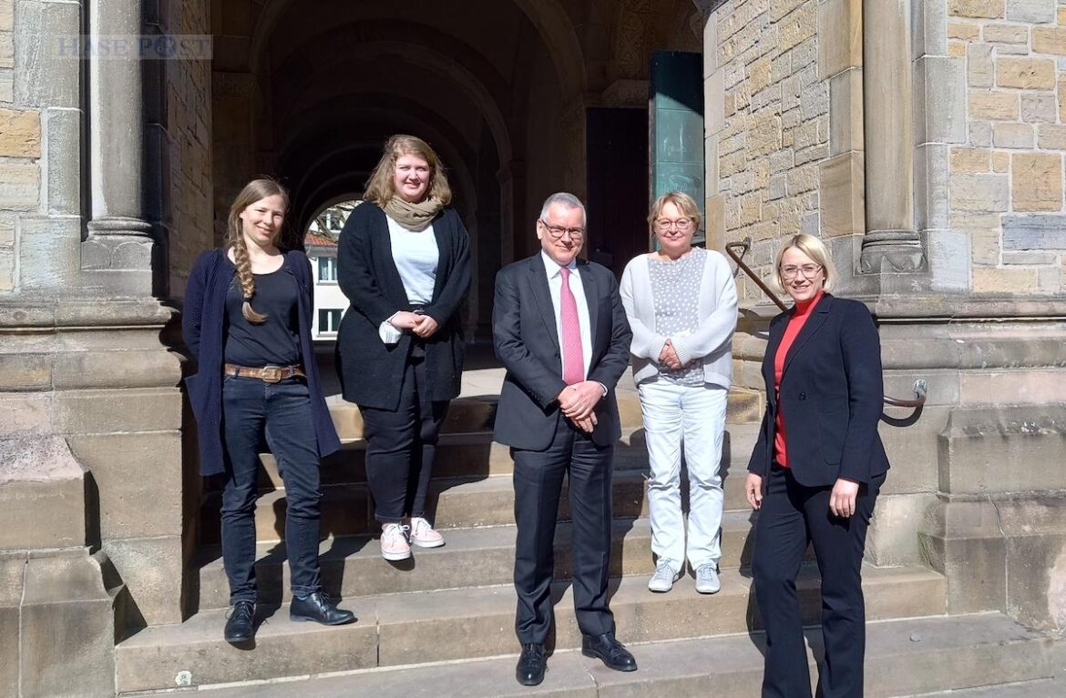 Sophia Haneke (SOLWODI), Kira Schröder (SOLWODI), Frank-Thomas Hett (Staatssekretär) Martina Niermann (SOLWODI) und Oberbürgermeisterin Katharina Pötter (v.l.n.r.) tauschten sich über die Situation der Flüchtlinge aus. / Foto: Brockfeld