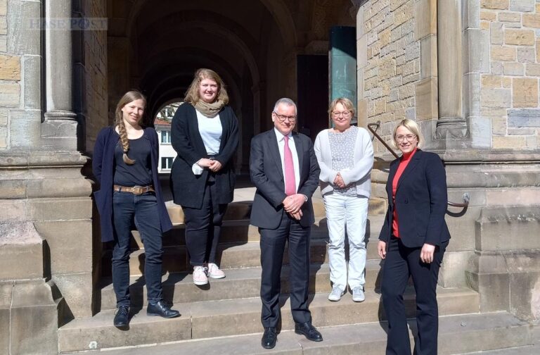 Sophia Haneke (SOLWODI), Kira Schröder (SOLWODI), Frank-Thomas Hett (Staatssekretär) Martina Niermann (SOLWODI) und Oberbürgermeisterin Katharina Pötter (v.l.n.r.) tauschten sich über die Situation der Flüchtlinge aus. / Foto: Brockfeld