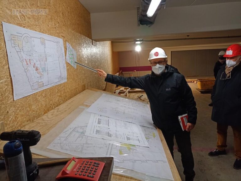 Projektleiter Armin Mock erläutert die Pläne. / Foto: Brockfeld