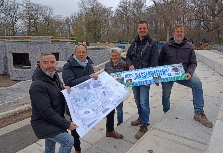Kieran Stanley (dan pearlman Erlebnisarchitektur), Peter Korthals (per Planungsbüro Rohling AG, Andreas Busemann (Zoogeschäftsführer), Andreas Wulftange (zoologischer Leiter) und Thorsten Vaupel (technischer Leiter) (v.l.n.r.) präsentieren die neuen "Wasserwelten". / Foto: Brockfeld