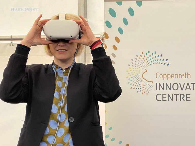 Katharina Pötter mit VR-Brille