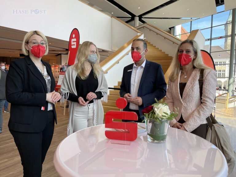 Kurzer Zwischenstopp mit (vlnr) den beiden Schirmherrinnen Katharina Pötter und Anna Kebschull, Miguel Mendez und Nancy Plaßmann (beide Sparkasse Osnabrück)