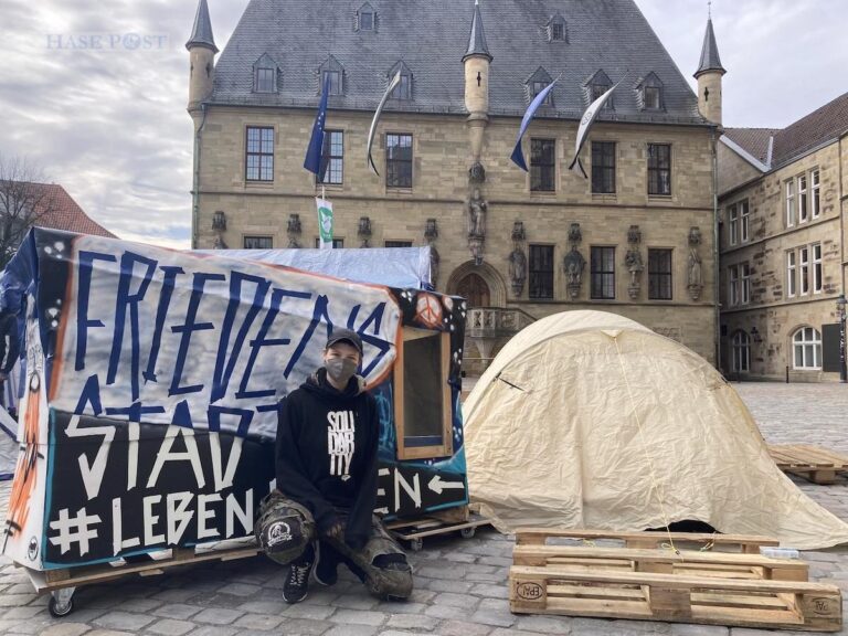 Obdachlosenwagen vor dem Rathaus