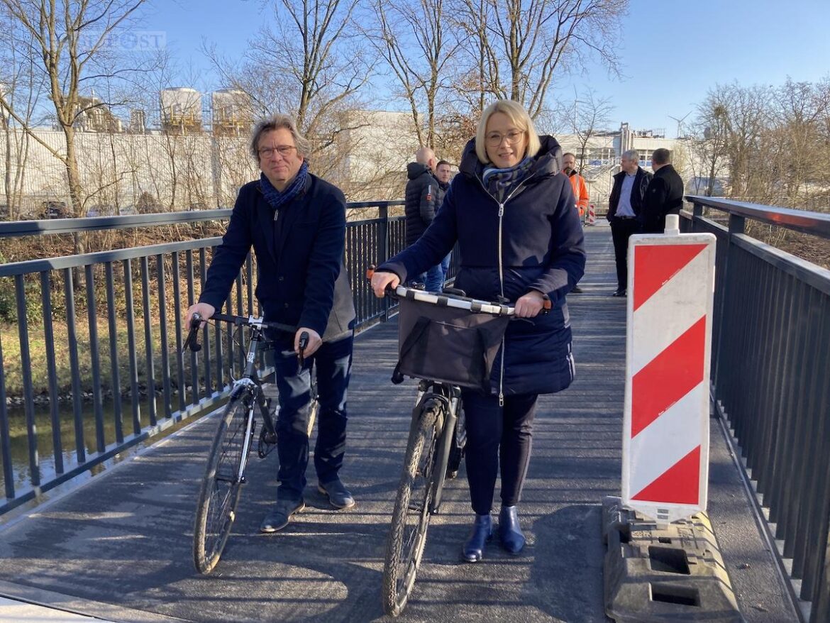 Stadtbaurat Frank Otte und Oberbürgermeisterin Katharina Pötter weihen die neue Brück am Haseuferweg ein
