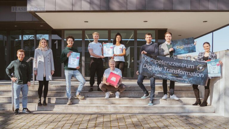 Die Gewinner*innen des diesjährigen Ideenwettbewerbs der Osnabrücker Hochschulen. V.l.: Leonard Gehrmeyer (StartUp-Berater Transfer- und Innovationsmanagement), Nina Mül-ler (Aloys & Brigitte Coppenrath-Stiftung), Simon Kreuzer (Studio Grimm), Felix Queisler, Marvin Frede und Carmen Isensee (annie.bike) sowie Fynn-Hendrik Paul, Henning Brink und Nicole Draxler-Weber (myDigimatch).