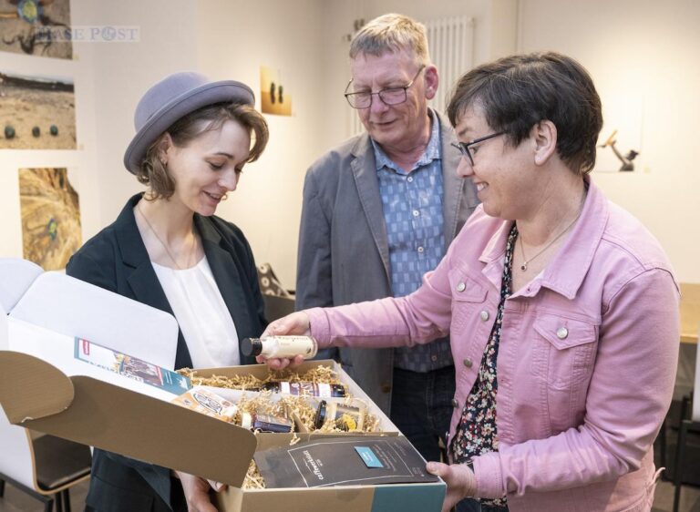 Marie-Theres Lohmann (WFO), Rolf Holtgreve (HHO) und Mechthild Sauer (HHO) präsentierten die neue Regionalbox am Verkaufsstandort StadtGalerieCafé. Foto: WFO / Hermann Pentermann
