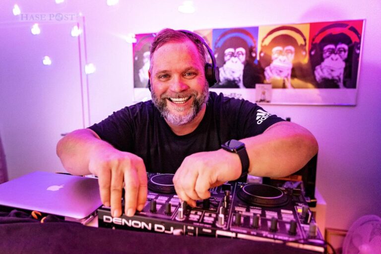DJ Christian Schäfer heizt bei der Revival-Party ordentlich ein